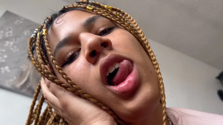 Colombianbigass – Open mouth and receive spit of giantess