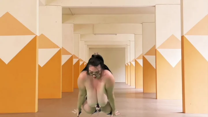 Cute Jayne – Giantess Shrinks her Clone