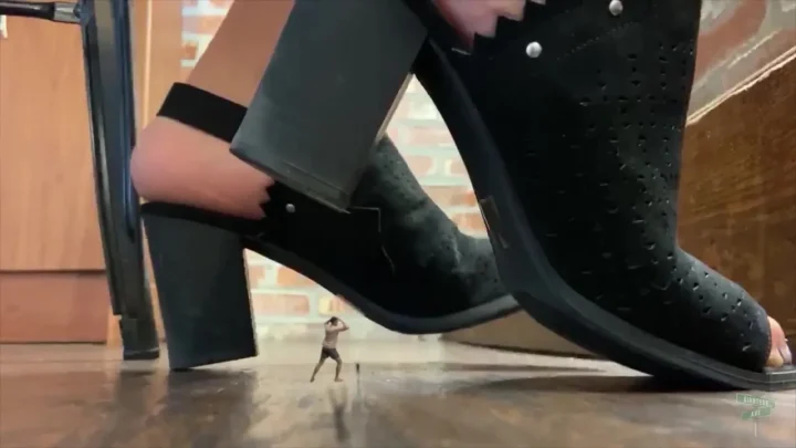 Giantess Ave Unaware Wife At A Bar