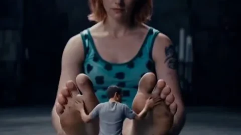 Giantess Nami – and the tiny foot slave
