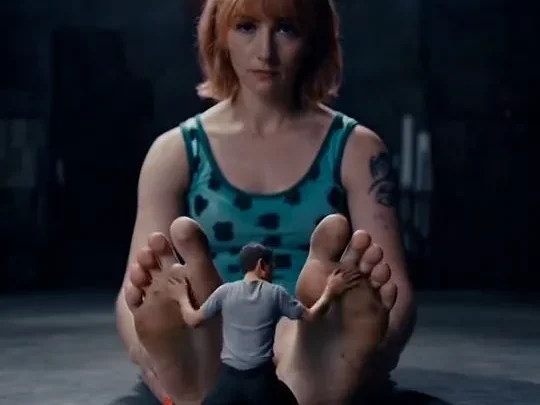 Giantess Nami – and the tiny foot slave