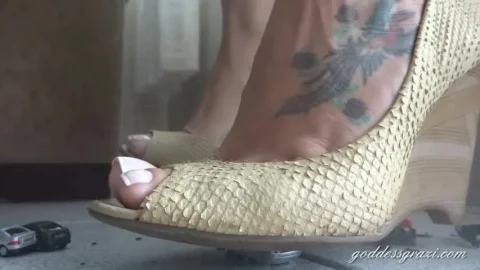 Goddess Grazi – Giantess 8