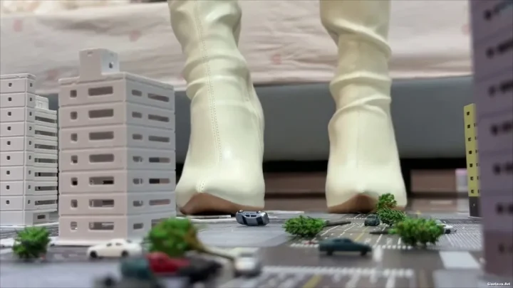 KKJiang621  – Toy City giantess