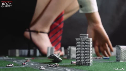 Noon Giantess There She Goes Alex