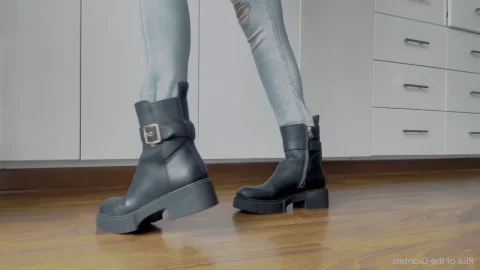 Rise Of The Giantess – Mis Zapatos Favoritos