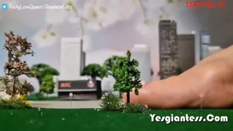 Giantess FootyQueen – Walking In My Green Heels Ready to Destroy