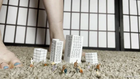 Itskinkerbell – Dont Disturb Giantess Alice