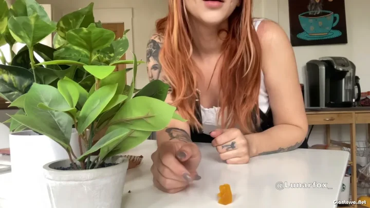Lunarnymph – Giantess Teasing Swallowing
