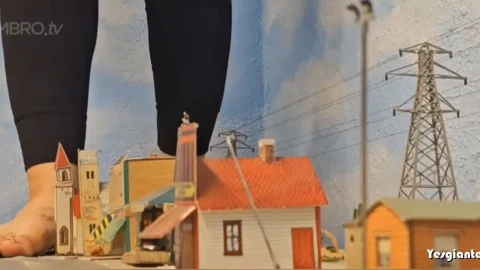 Strength GTS Dioramas – 515ft Giantess Lola