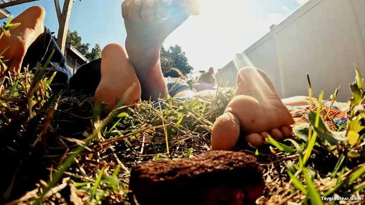 WorldUnseenFilms – 3 Girls Relaxing