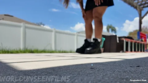 WorldUnseenFilms – Crushing Ants