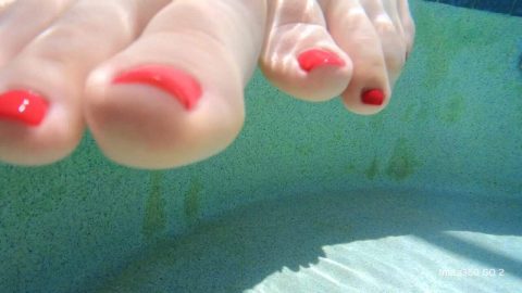 WorldUnseenFilms – Scarletts Feet in the water