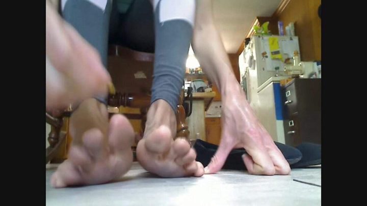 LongToeSally – Tiny Victor is Crushed Unaware